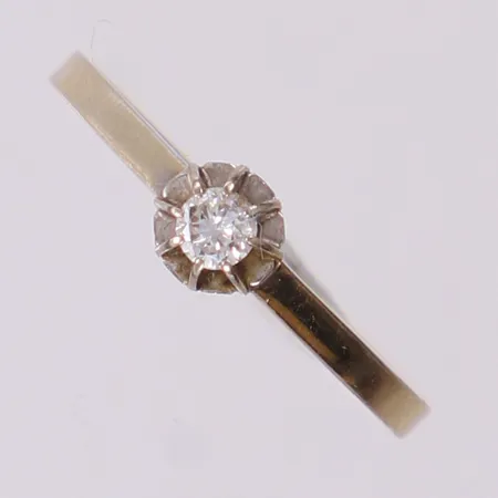 Ring med diamant 0,12ctv enligt gravyr, stl 18½, bredd 1,9-5mm, vitguld 18K  Vikt: 1,9 g