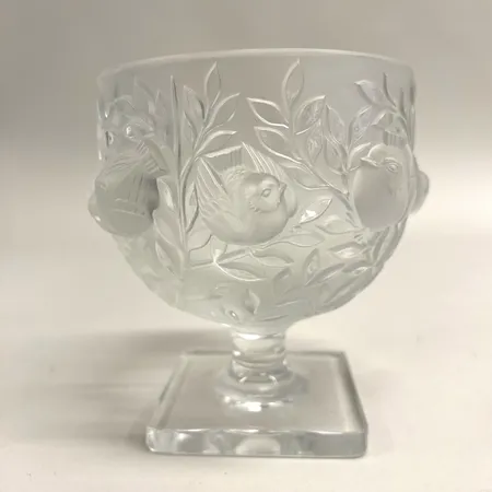 Skål på fyrkantig fot, höjd 13,5cm, Ø12cm, modell Elisabeth, design Marc Lalique, Frankrike 1961, klarglas med matterad yta, dekor av fåglar och bladverk i relief, signerad Lalique France, lätta repor undertill  Vikt: 0 g Skickas med postpaket.