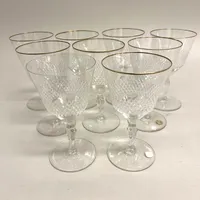 9 vinglas, höjd 15cm, Ø85mm, modell Lyx, Kosta, slipat glas med guldkant, saknas guldkant på ett glas, etikettmärkta Vikt: 0 g Skickas med postpaket.