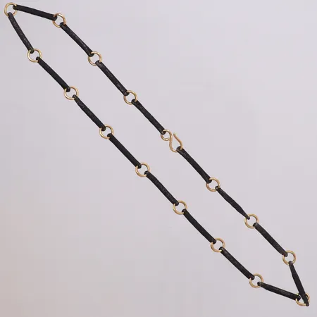 Collier, Hedvig Westermark, Smide och Form, Stockholm, oxiderat järn med detaljer i 18K, längd 45cm, bredd 7,6mm, originalask. Bruttovikt 23,8g. 