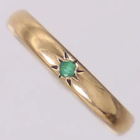 Ring, slät med grön sten, stl 17½, 333/1000 guld, 8K  Vikt: 1,8 g