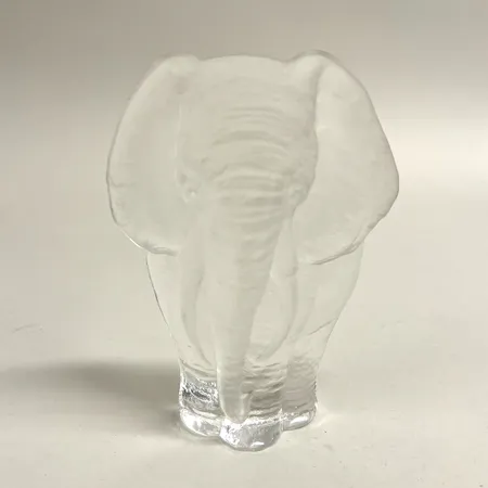 Skulptur, höjd 14,5cm, elefant, signerad Mats Jonasson 6139, klarglas, etikettmärkt Vikt: 0 g