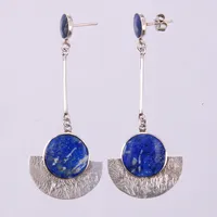 Ett par örhängen med lapis lazuli, längd: ca 6cm, bredd: ca 1 - 25mm, en stopper saknas, 925/1000 silver  Vikt: 9,3 g