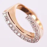 Ring med diamanter 17x ca 0,01ct, stl 16¾, bredd 3-10mm, lätt skev, 18K  Vikt: 6,7 g