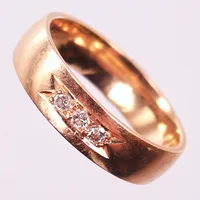 Ring med diamanter 0,09ctv enl. gravyr, stl 17¼, bredd 5mm, repig, 18K  Vikt: 5,4 g