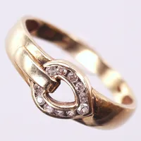 Ring med vita stenar, stl 17¾, bredd bredd 2,5-7,5mm, sliten, 14K  Vikt: 2,3 g