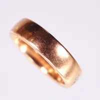 Ring med diamant, ca 0,05ct, stl 16, bredd 4mm, 18K  Vikt: 6,9 g