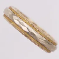 Ring, gulguld/vitguld, stl 17, bredd 4,7mm, gravyr, 14K  Vikt: 4,9 g