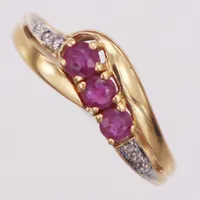 Ring, Guldfynd, diamanter ca 0,03ctv & syntetiska rubiner, stl 17, 18K Vikt: 1,9 g