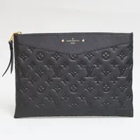 Kuvertväska Louis Vuitton daily pouch, referensnr M62937, svart läder med präglat monogram, 30 x 21cm, kvitto dec 2022, dustbag, kartong, ett par fettfläckar. Använd, men i fint skick