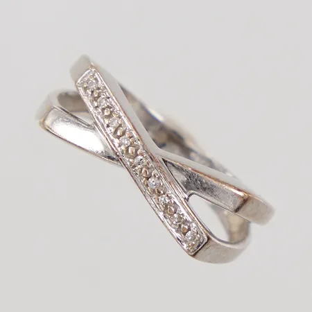 Ring stl 16, bredd 2,9-6,7mm, åttkantslipade diamanter 9x ca 0,005ct, vitguld, 18K Vikt: 3,7 g