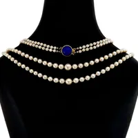 Pärlcollier, tvåradig doserad modell, lås i 18K guld, Lapis Lazuli Ø 11 mm, svensk kontrollstämpel, låsets diameter 13 mm, collierets totala längd 56 cm, odlade pärlor Ø3-7 mm, blåvitrosa ton, god lyster, fint skick, några få pärlor med smärre slitage