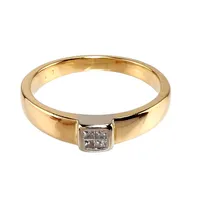 Ring, 18K guld, Prinsesslipade Diamanter 4 x 0,015ct, Guldfynd (GHA), Ø18¼ mm, bredd 2,7 - 4 mm Vikt: 3,9 g