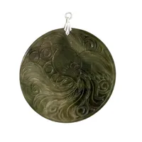 Hänge - Medaljong, Jade, större modell, graverad dekor med "Fung-huang" den kinesiska fågeln Fenix, andra sidan den kinesiska draken "Lung", diameter Ø60 mm, längd inkl. ögla i silver 68 mm, tjocklek 4 mm, fint skick utan anmärkning Vikt: 32,8 g