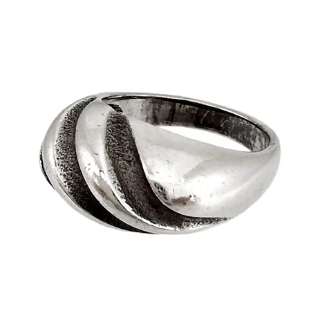 Retro Ring DANMARK, silver 925/1000, Ø17¼ mm, bredd 3,5-10,5 mm, uppbyggnad 7 mm, något otydlig tillverkarstämpel men sannolikt BH, fint skick  Vikt: 7,6 g