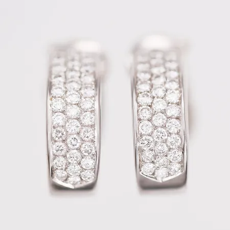 Ett par örhängen, Van Cleef & Arpels, med briljantslipade diamanter, totalt ca 2,00ct, (68 x ca 0,03ct), kvalitet ca TW(F-G)/VVS-VS, snr: B3553 Y13, höjd 21mm, bredd 6mm, Franska samt Ryska kontrollstämplar, 18K vitguld, vikt 15,9gr, i originalask. Vikt: 15,9 g