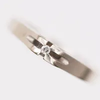 Ring med diamant ca 1x0,02ct, svensk importstämpel, stl: 16½, bredd ca 2-3mm, 18K Vikt: 2,1 g