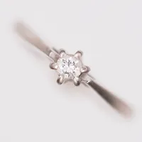 Ring med diamant ca 1x0,11ct enligt gravyr, stl: 16 ¼, 1972, lagning på skena, 18K Vikt: 2,9 g