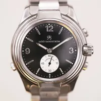 Herrur Sjöö Sandström Chronolik Worldtimer UTC, stål/titan, manuell/quartz, 40mm, referensnummer WT6202, serienummer 2321, Cal. 7001, kronograf, dag, datum, världstid, stållänk, dubbelviklås, servicekvitto från Sjöö Sandström, januari 2020, ytliga repor/bruksslitage, inga övriga tillbehör.  Vikt: 0 g