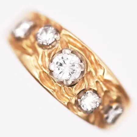 Ring med briljantslipade diamanter, totalt 0,68ct enligt gravyr, mittsten med nagg, stl: 18½, 18K Vikt: 5,1 g