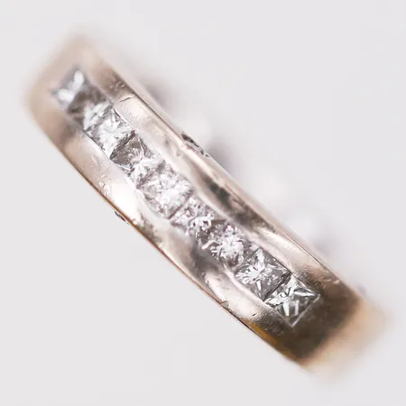 Ring, halvallians, med prinsesslipde diamanter 9 x ca 0,05ct, samt briljantslipade sidostenar 10 x ca 0,01ct, en sten krossad, stl: 16, bredd 5mm, personlig gravyr, tillverkad av Schalin, 18K vitguld  Vikt: 10,3 g