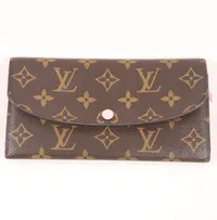 En plånbok Louis Vuitton, modell "Emilie", enligt datumkod 2020 Frankrike, mått ca 19x10 cm, slitage, fläckar, inga tillbehör.  Skickas med postpaket.