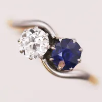 Ring med safir, ca 0,75ct, samt gammalslipad diamant ca 0,40ct, kvalitet ca TW-W/SI, stl: 15¾, tillverkad av Hovjuvelerare Carl Fredric Carlman, Stockholm år 1916, 18K guld Vikt: 2,5 g