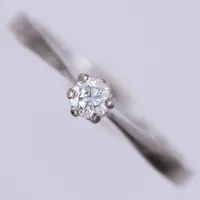 Ring vitguld med diamant ca 1x0,12ct, stl: 16¾, bredd: ca 1-4mm, GIA, år 1983, 18K Vikt: 2,1 g