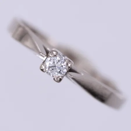 Ring vitguld med diamant ca 1x0,10ct, enligt gravyr, stl: 16¾, bredd: ca 2-3mm, år 1984, 18K Vikt: 2,4 g