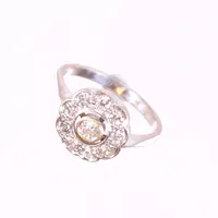 Ring vitguld med diamanter 1x ca 0,15ct samt 9 x ca 0,05ct, stl: 18¼, fattningen: ca13mm, skenans bredd: 2,2mm, 18K  Vikt: 5,4 g