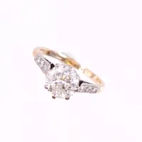 Ring med diamant ca 1,91ct, G-H/I2, samt 6 x 0,0,1ct, platinafattning, stl: 16¾, skenans bredd: 1,5-2,5mm, 18K,  Vikt: 3,3 g