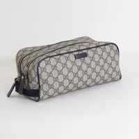 Necessär Gucci, ca 27x13x15 cm, två fack, monogrammönstrad med blå skinndetaljer, något fläckig insida, parfymdoft, dustbag.