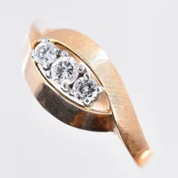 Ring ,ed diamanter 2*0,10ctv 1*0,15ct, stl 18¾, bredd 3-10 mm, 18K. Vikt: 5,5 g