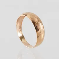 Ring mönstrad, Victor Janson Lindesberg, storlek 16.5 mm, bredd 3-5.7 mm, 18k. Vikt: 1,1 g