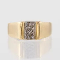 Ring med diamanter ca 13x0,007ct, stl 18mm, bredd 2,7-8,4mm, 18k Vikt: 5,1 g