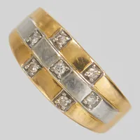 Ring med diamanter 7 x ca 0,01ct, Ø18¼, gul/vitguld, GHA, 18K Vikt: 5,9 g