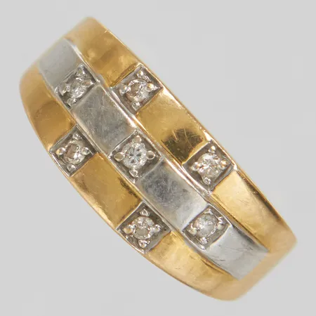 Ring, briljantslipade diamanter 7 x ca 0,01ct, Ø18¼, bredd:3-9,5mm, GHA, rödguld/vitguld, 18K Vikt: 5,9 g