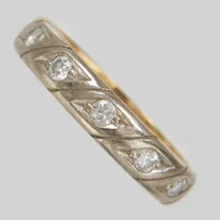 Ring med diamanter 5 x ca0,03ct, gul/vitguld, Ø15¼, gravyr, 18K Vikt: 2,6 g