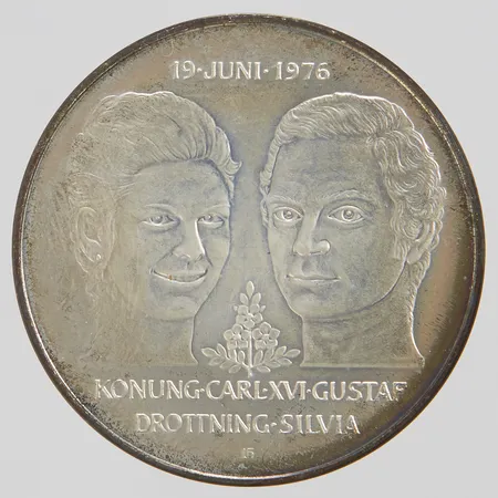 Minnesmynt, Ø36mm, Det Kungliga bröllopet, Konung Carl XVI Gustaf Drottning Silvia -19 Juni 1976, nominellt värde:50kr, Sveriges Riksbank, silver 925/1000 plastetui. Vikt: 27 g