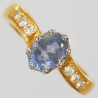 Ring, ovalslipad safir ca 7,20x5,40x3,61mm, briljantslipade diamanter 6 x ca. 0,02ct, Ø17, bredd: 3,3-8,6mm, safiren har ett nagg på kronan, gravyr, 23K/18K. Vikt: 8,1 g