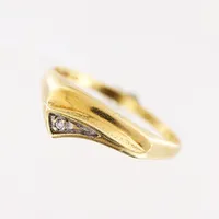 Ring, diamant ca 0,01ct, stl 19½, bredd 1,5-6,5mm, 18K Vikt: 3,1 g