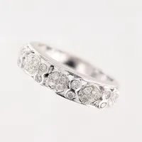 Ring, diamanter 20 x ca 0,01ct, 8 x ca 0,02ct, stl 17, bredd 3-5,5mm, vitguld, 18K Vikt: 5,5 g