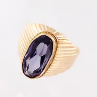 Ring, lila sten, stl 18¾, bredd 3-18mm, 14K, brv: 7,5gram Vikt: 7,5 g