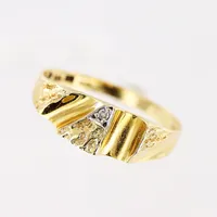 Ring, diamant ca 0,01ct, stl 16½, bredd 1,5-5,5mm, 18K Vikt: 2 g