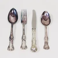 Bestick Prins Albert, 1 bordsgaffel 17,8cm, 1 bordskniv 20,8cm stål i blad, 1 bordssked 18,5cm, 1 dessertsked 16,7cm, GAB, silver 830/1000. Vikt: 218,3 g