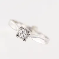 Ring, diamant 0,16ct enligt gravyr, stl 16¾, bredd 1,5-4,5mm, vitguld, gravyr, 18K.  Vikt: 2,5 g