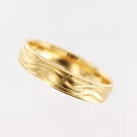 Ring, mönster, stl 21½, bredd 4,5mm, gravyr, 18K.  Vikt: 6,5 g