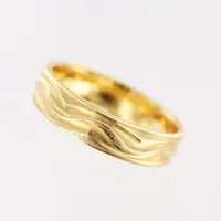 Ring, mönster, stl 18½, bredd 4,5mm, Schalins,  gravyr, 18K.  Vikt: 5,7 g