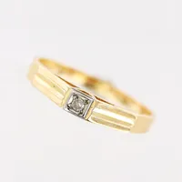 Ring, diamant 0,02ct, stl 18, bredd 1,5-3mm, något skev skena, 18K.  Vikt: 1,9 g