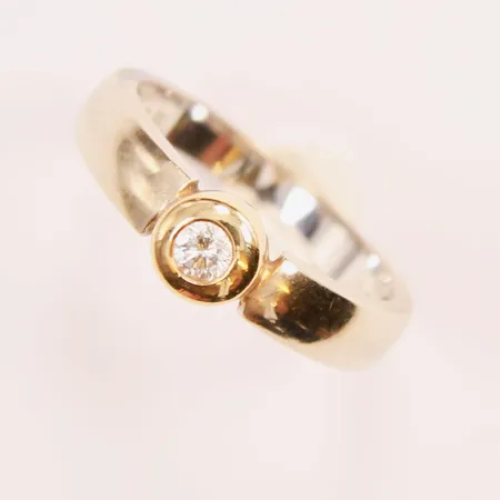 Ring, diamant ca 0,15ct, Ø17, bredd:6mm, 18K 3,8g.